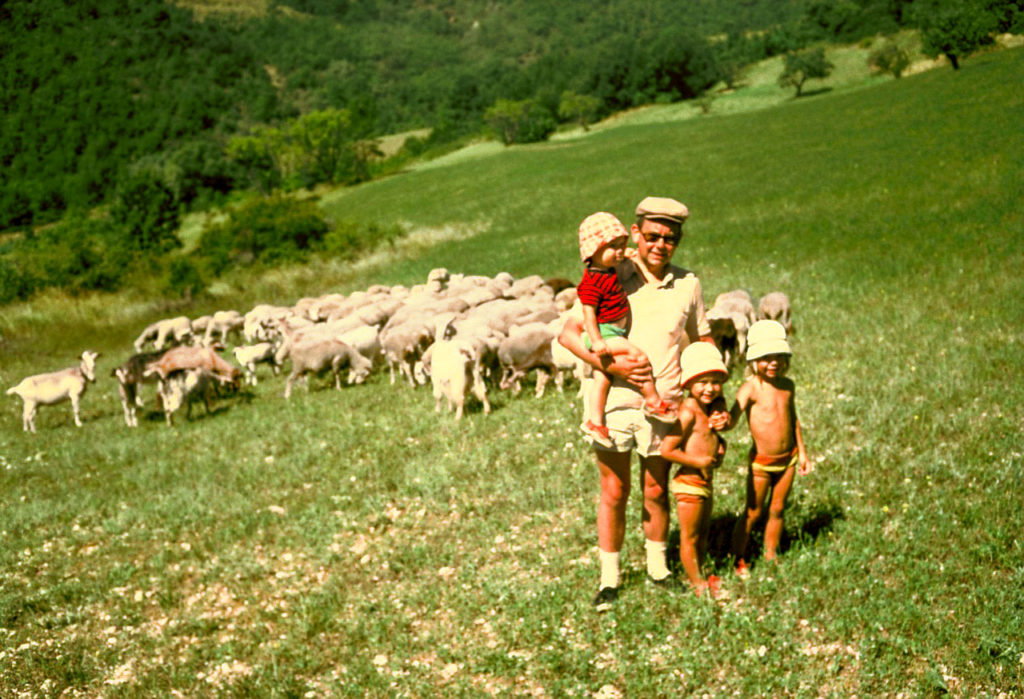 Deze afbeelding heeft een leeg alt-attribuut; de bestandsnaam is Godfried-deux-enfants-moutons-1024x699.jpeg